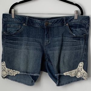 SIZE 34 REVOLUTION BY RICKI’S ASHLEY JEAN SHORT WITH LACE SIDES